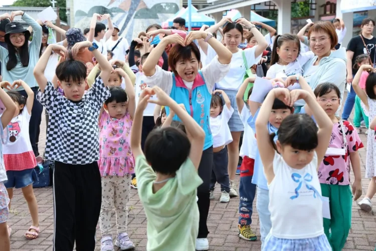 吉安鄉親情假日「尋找拼圖」同樂 游淑貞陪伴「LOVE」遊戲說客語
