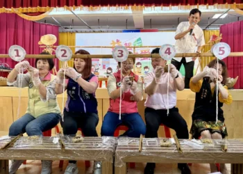 世壯運鏈球金牌得主機板橋包粽 挑戰包粽王快手益起送愛心！