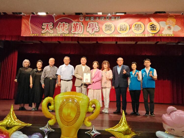 府會攜手,鍾東錦李文斌整合社會資源協助學童圓夢 府會攜手,鍾東錦李文斌整合社會資源協助學童圓夢