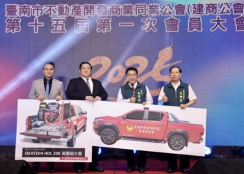 臺南市不動產開發商業同業公會慨捐2輛消防救災車 市長黃偉哲讚善行義舉提升生命財產安全