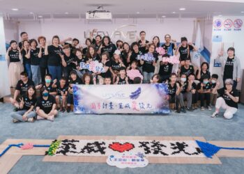 讓公益成為溫柔的循環 萊威攜手愛啟兒打造近六千張骨牌藝術