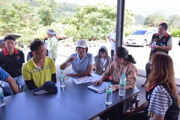 徐榛蔚視察六十石山農路工程 確保金針花季交通暢通安全 赴地方傾聽交流行銷計劃 徐榛蔚視察六十石山農路工程 確保金針花季交通暢通安全 赴地方傾聽交流行銷計劃