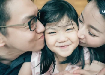 小孩太愛討抱，長大會被寵壞？研究揭「反而越抱越聰明」父母也有好處