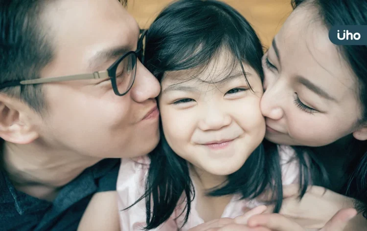 小孩太愛討抱，長大會被寵壞？研究揭「反而越抱越聰明」父母也有好處