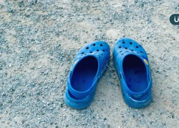 明令禁止「洞洞鞋」穿去學校！美國校園、迪士尼都聲明：恐跌倒致命