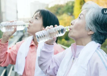 炎炎夏日，長輩不愛喝水怎麼辦？家屬必學「1招」防止高齡長者中暑