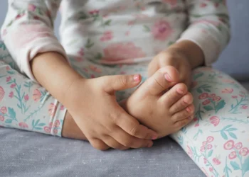 孩子喊腳痠、膝蓋痛，是正在長高嗎？物理治療師教「1招」測足弓發育