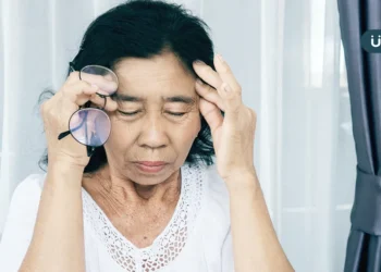 女眼中「電線桿變形」 竟是黃斑部病變惹禍！教你1招看圖自我檢測