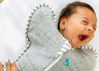 新手爸媽必讀！新生兒怎麼睡才安全？善用「蝶型包巾」預防嬰兒猝死綜合症