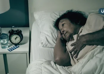 睡不好、易怒⋯竟是大腦在求救？醫：長期失眠恐致「失智症初期徵兆」
