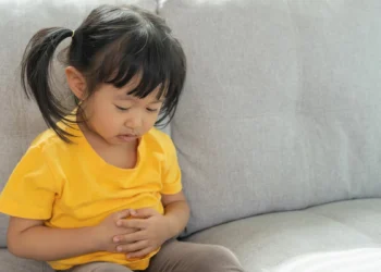 【腹瀉不是小感冒】病毒性腸胃炎高峰期，孩子發燒腹瀉怎麼辦？4步驟照護指南