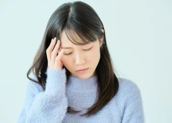 經前頭痛不只是「賀爾蒙作怪」 – 針刀療法精準鬆解頸椎關節囊，揪出反覆偏頭痛的真兇