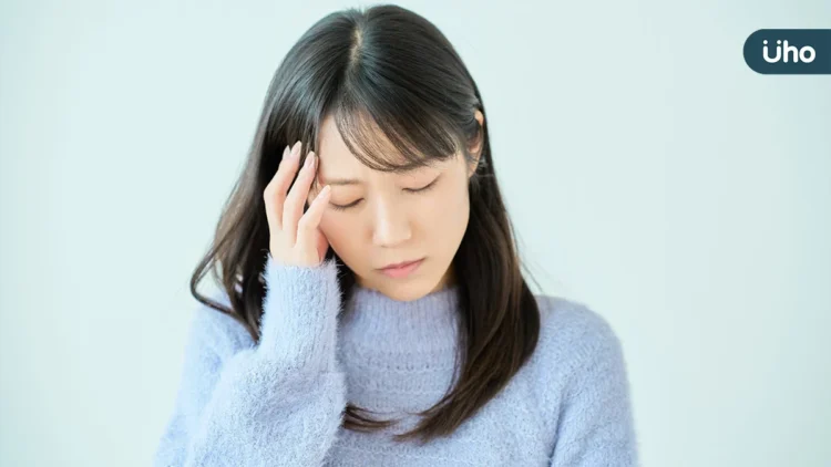 經前頭痛不只是「賀爾蒙作怪」 - 針刀療法精準鬆解頸椎關節囊,揪出反覆偏頭痛的真兇 經前頭痛不只是「賀爾蒙作怪」 – 針刀療法精準鬆解頸椎關節囊,揪出反覆偏頭痛的真兇