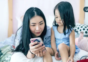 孩子愛滑手機怎麼辦？家長3招提升「心理免疫力」：別只限制用手機