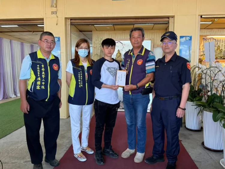 吉安警偕吉安義警第二中隊捐助棺木及骨灰罈資助弱勢家庭 吉安警偕吉安義警第二中隊捐助棺木及骨灰罈資助弱勢家庭