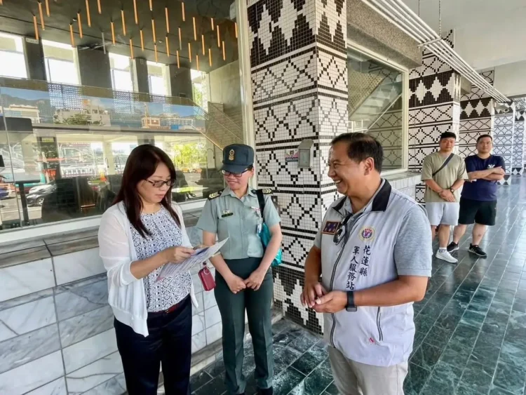 役男履行國防義務 展現熱血愛國情懷 花蓮軍人服務站前往車站溫馨歡送231梯次入營役男 役男履行國防義務 展現熱血愛國情懷 花蓮軍人服務站前往車站溫馨歡送231梯次入營役男