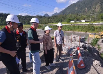 徐榛蔚視察蚊子洞橋復建工程 便道搶修助農忙通行 新橋預計8