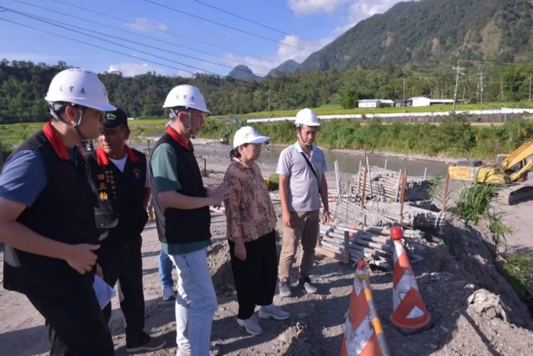 徐榛蔚視察蚊子洞橋復建工程 便道搶修助農忙通行 新橋預計8 徐榛蔚視察蚊子洞橋復建工程 便道搶修助農忙通行 新橋預計8