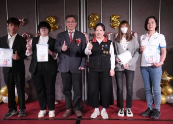 徐縣長出席上騰工商畢業典禮 勉勵學子勇敢追夢、開創人生格局