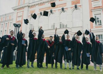 全球學歷紅利失靈？名校畢業不再保證就業 AI衝擊、結構轉型加劇青年失業潮