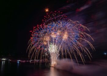 2025澎湖國際海上花火節望安壓軸登場 煙火秀吸引逾3,600人湧入共享島嶼之夜