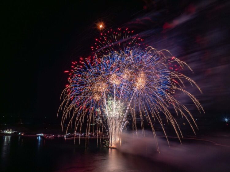 2025澎湖國際海上花火節望安壓軸登場 煙火秀吸引逾3,600人湧入共享島嶼之夜 2025澎湖國際海上花火節望安壓軸登場 煙火秀吸引逾3,600人湧入共享島嶼之夜