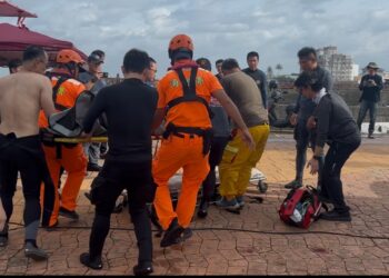 國中生屏東枋寮海域戲水遇海流 海巡署緊急救援6人、1人仍持續搜救中