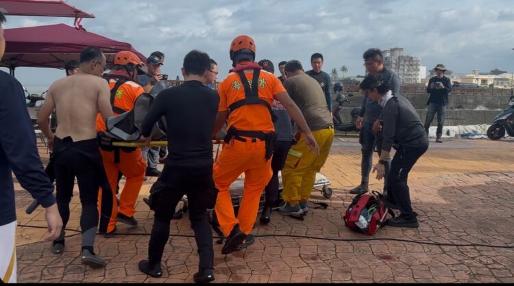 國中生屏東枋寮海域戲水遇海流 海巡署緊急救援6人、1人仍持續搜救中