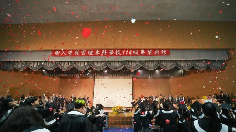 紙飛機翱翔送祝福 樹人醫專114級畢業典禮  貴賓勉勵終身學習