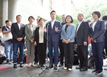 政院李國興副秘書長代表接受地方政府訴願書 強調依《訴願法》辦理 持續共商解決問題