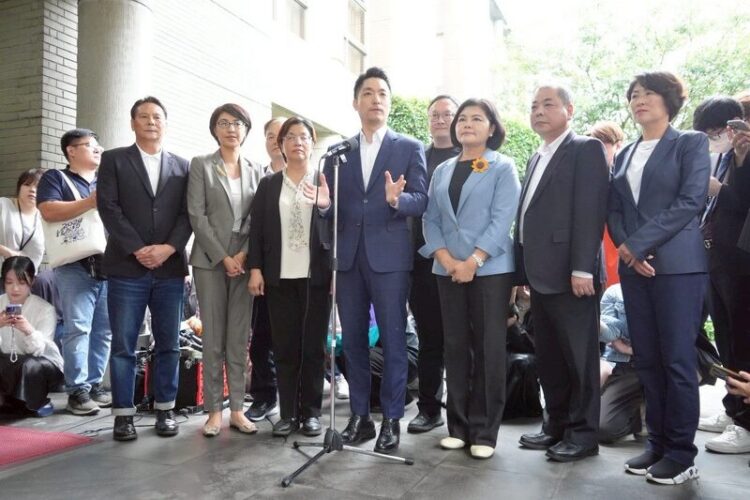 政院李國興副秘書長代表接受地方政府訴願書 強調依《訴願法》辦理 持續共商解決問題