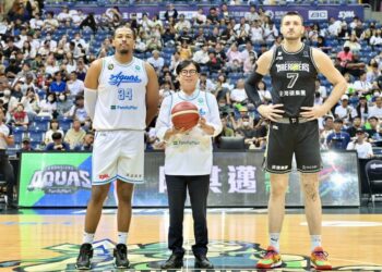 高雄海神晉級季後賽 神隊友1號陳其邁擔任主場首戰開球嘉賓 為在地球隊吶喊應援