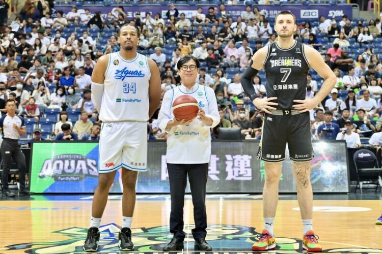 高雄海神晉級季後賽 神隊友1號陳其邁擔任主場首戰開球嘉賓 為在地球隊吶喊應援 高雄海神晉級季後賽 神隊友1號陳其邁擔任主場首戰開球嘉賓 為在地球隊吶喊應援