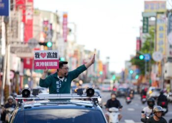 賴瑞隆鳳山車隊掃街 打造親子、教文發展新都會