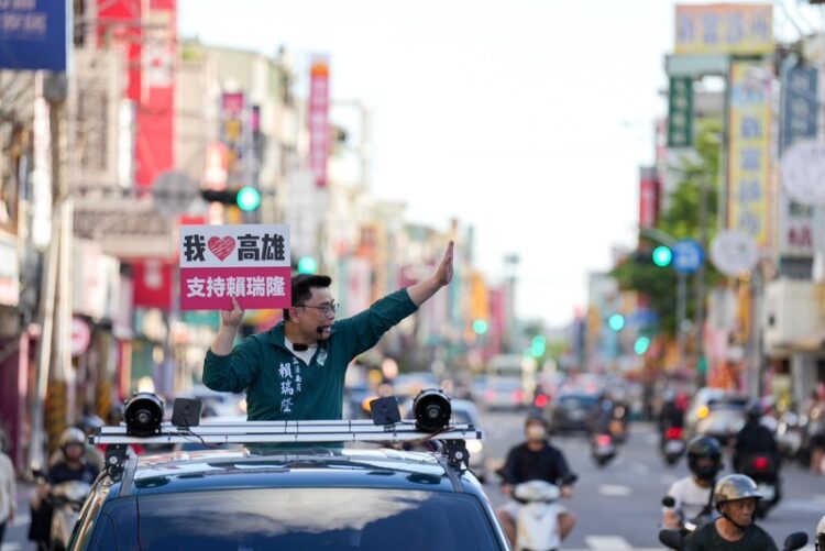 賴瑞隆鳳山車隊掃街 打造親子、教文發展新都會