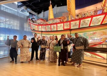 相撲力士VS.黑鮪魚大對決！日本力士被滑溜巨魚嚇傻：比摔角還難！