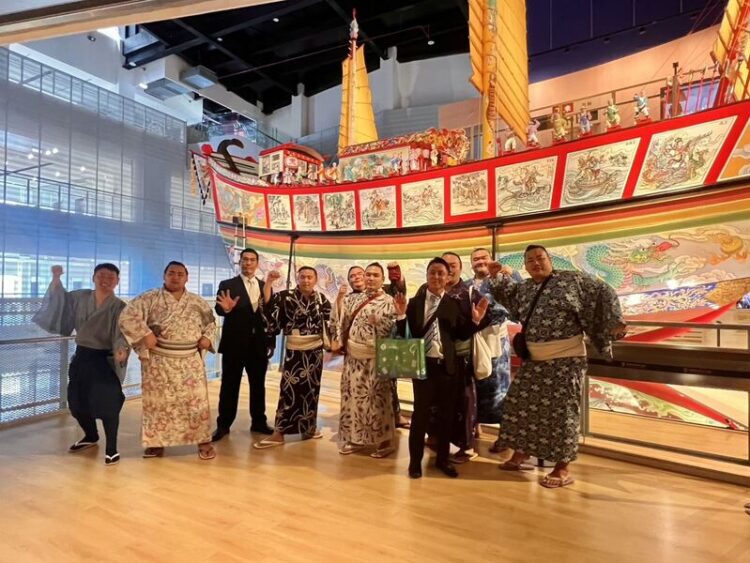 相撲力士VS.黑鮪魚大對決！日本力士被滑溜巨魚嚇傻：比摔角還難！