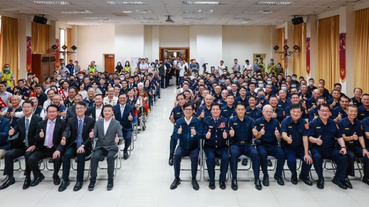 出席警察節慶祝大會 陳其邁肯定治安表現 以基層警察同仁為榮 出席警察節慶祝大會 陳其邁肯定治安表現 以基層警察同仁為榮