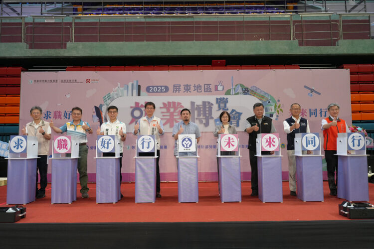 勞動部高分署舉辦屏東縣最大場就業博覽會 「e化面試」 企業與民眾媒合效率大躍進