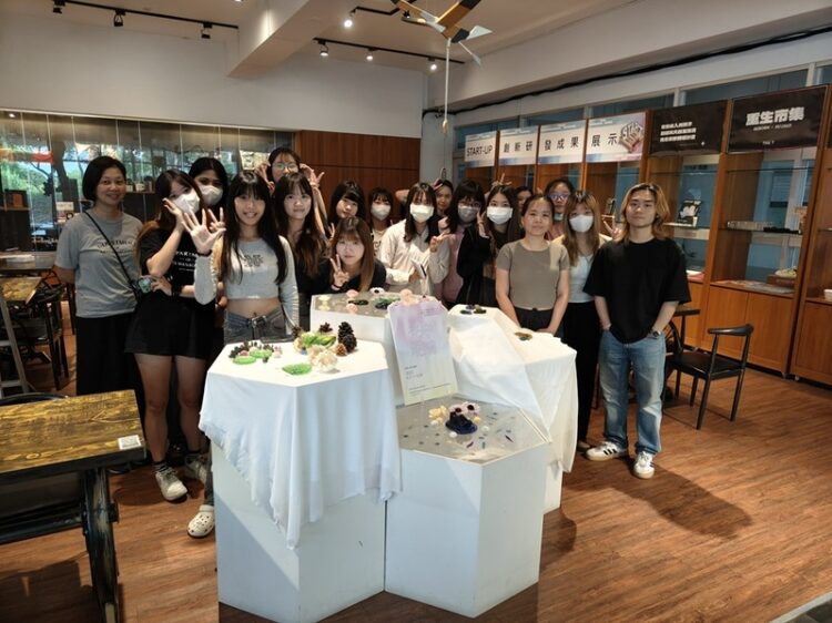 樹德科大「光中呢喃玻璃創作展」 跨域展現國際藝文交流成果 樹德科大「光中呢喃玻璃創作展」 跨域展現國際藝文交流成果