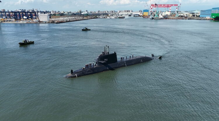 媒體指稱海鯤軍艦左艦艏「艇體變形」 台船:該處聲納護罩內因裝置聲納元件而凸起 絕無變形! 媒體指稱海鯤軍艦左艦艏「艇體變形」 台船:該處聲納護罩內因裝置聲納元件而凸起 絕無變形!