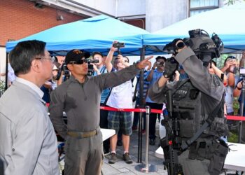 卓揆視察海巡署第二巡防區指揮部向海巡同仁致敬 盼國會支持特別條例提升海巡能力及國土安全韌性