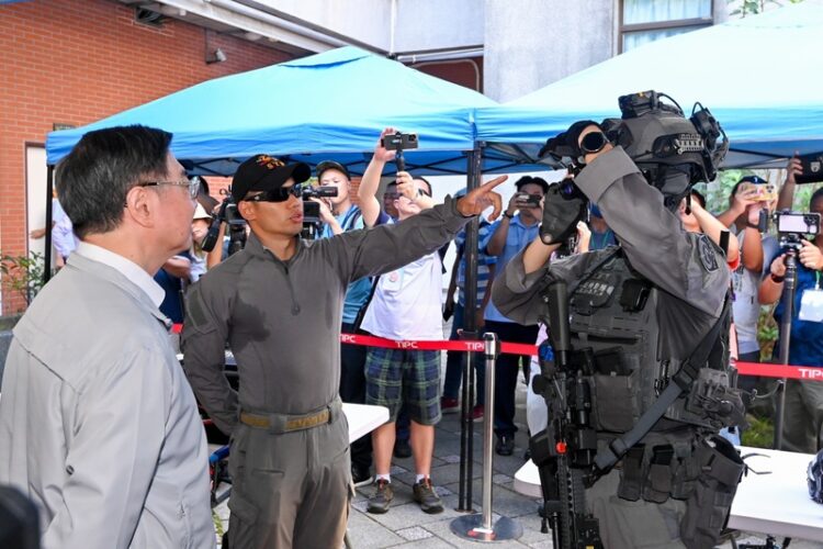 卓揆視察海巡署第二巡防區指揮部向海巡同仁致敬 盼國會支持特別條例提升海巡能力及國土安全韌性 卓揆視察海巡署第二巡防區指揮部向海巡同仁致敬 盼國會支持特別條例提升海巡能力及國土安全韌性