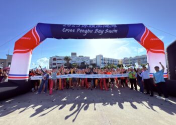 「2025泳渡澎湖灣」500公尺體驗組率先登場 金馬女星丁寧與澎湖海王子林育夙熱情參與