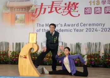 一字馬、後空翻創意秀 黃偉哲與台南學子拍下最酷畢業照