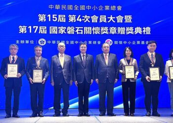 立委賴瑞隆獲國家磐石關懷獎章 肯定推動企業政策與經濟推手