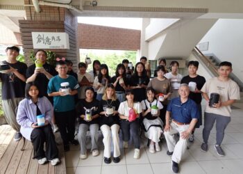 樹科大產設系關懷環境 巧思創新設計捕蚊燈