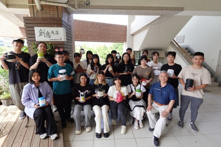 樹科大產設系關懷環境 巧思創新設計捕蚊燈