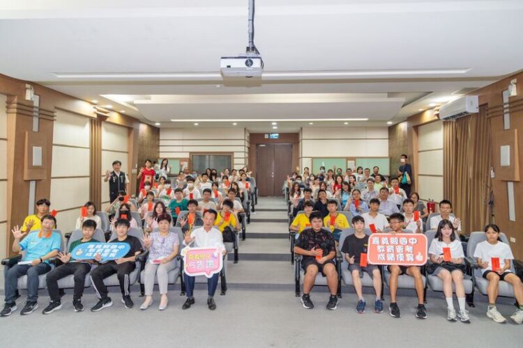 嘉義縣表揚國中會考5A學子，頒出總獎金66萬2000元