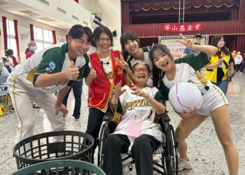 「如鷹展翅 與老同行」台鋼雄鷹陪華山孤老 揮出好球